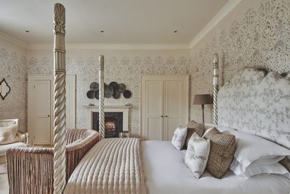 A bedroom at Queen Anne Estate, Vale of Glamorgan