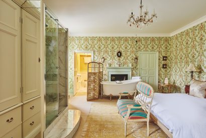 A bedroom at Queen Anne Estate, Vale of Glamorgan