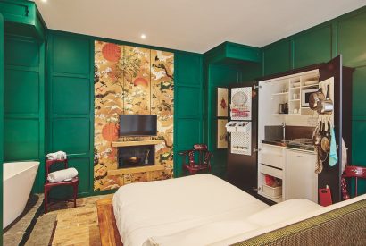 A bedroom at Queen Anne Estate, Vale of Glamorgan