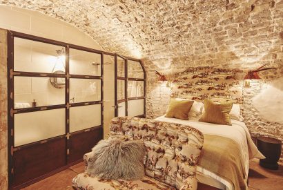 A bedroom at Queen Anne Estate, Vale of Glamorgan