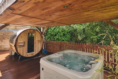 The hot tub and barrel sauna at Osborne Lodge, Herefordshire