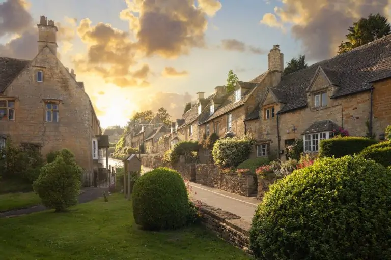 A narrow street lined with Cotswolds cottages